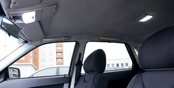 Плафон освещения салона Приоры: отличия блоков, ламп и правила замены