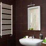 Heated towel rail with protection against stray currents