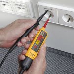 Checking the socket with a multimeter